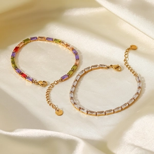 Pulseras de acero inoxidable de 18K con circonitas cuadradas sobre seda color champán