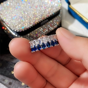 Détail de la bague double rangée avec pierres poires bleues et claires sur monture argentée