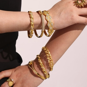 Set di lussuosi bracciali in acciaio inossidabile placcato oro 18k con pietre di zirconi