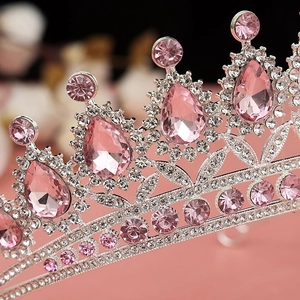 Dettaglio corona da sposa con cristalli rosa a goccia e filigrana metallica argento
