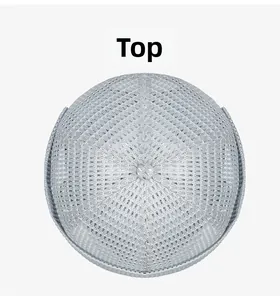 Vista dall'alto del cappello docker in mesh grigio argento con trama traspirante