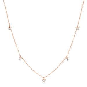 Détail de cinq breloques papillon en or rose serties de cristaux blancs sur collier