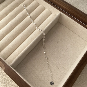 Macro di un bracciale di perle in argento 925 con catena regolabile in un porta gioie