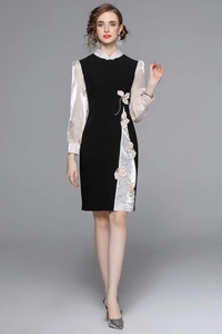 Abito cheongsam aderente bianco e nero con ricami floreali 3D e dettagli in raso di seta