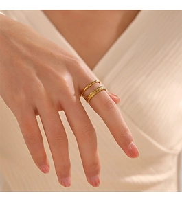 Détail de bague dorée double couche avec texture d'épi de blé sur le doigt