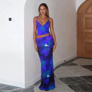 Completo da donna 2 pezzi con crop top floreale con scollo a V e gonna lunga a tubino