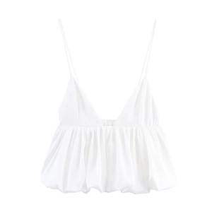 Détail d'un caraco en satin blanc avec décolleté en V profond et ourlet à volants