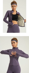Détail de la veste de yoga violette avec doublure argentée thermique et passe-pouces