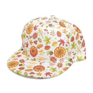 Gedetailleerde close-up van een witte baseballpet met een herfst pompoen print