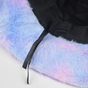 Détail d'un chapeau bob en peluche dégradé bleu-violet avec doublure et texture douce