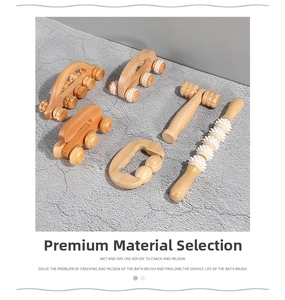 Detail eines Holz-Massage-Sets mit verschiedenen Rollen auf einer strukturierten Fläche