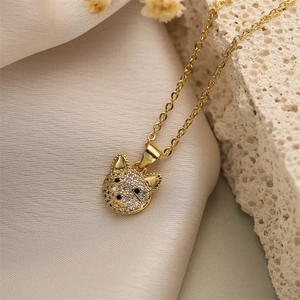 Gros plan d'un collier pendentif bouledogue doré orné de zircons cubiques scintillants