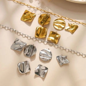 Pendentifs géométriques en acier inoxydable plaqué or 18 carats de formes variées