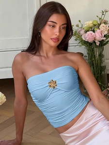 Top palabra de honor azul claro para mujer con fruncido y detalle de flor dorada