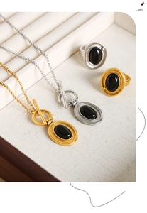 Détail de colliers et bagues en agate or et argent dans un coffret à bijoux