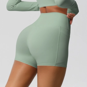 Détail du short de fitness taille haute avec poches latérales en maille vert pâle