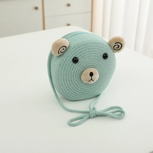 Détail du sac à bandoulière en paille vert menthe pour enfants avec oreilles d'ours
