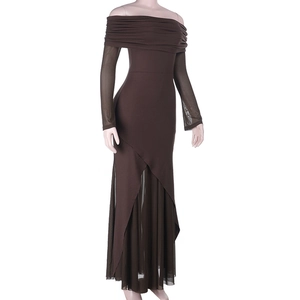 Détail d'une robe marron à épaules dénudées avec empiècements en tulle au bas