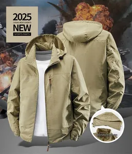 Detailansicht der Outdoorjacke in Khaki mit abnehmbarer Kapuze und Berg-Logo-Design