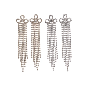 Boucles d'oreilles longues à pampilles en strass avec motif de nœud en or et en argent