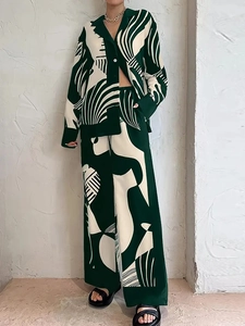 Détail de l'imprimé abstrait vert foncé sur la chemise à manches longues et le pantalon