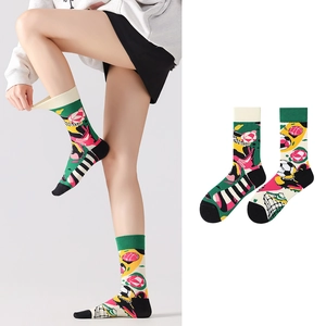 Asymmetrische Baumwollsocken mit bunten Graffiti-Mustern und sportlichem Design