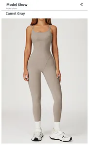Détail du body de yoga gris chameau à dos nu avec bretelles croisées et design de sport
