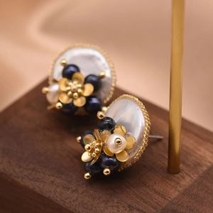 Barock-Perlenohrringe im Vintage-Goldstil auf Holzständer für Damen präsentiert