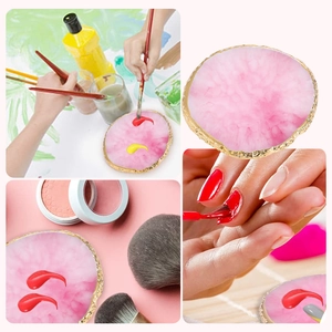 Palette nail art en résine rose bordée d'or pour mélanger maquillage et peintures