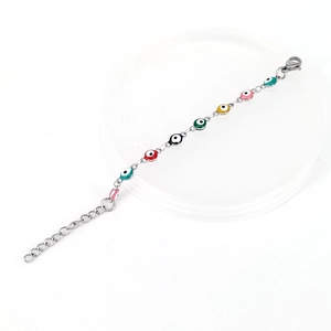 Détail du bracelet réglable avec perles mauvais œil colorées et chaîne en alliage argenté
