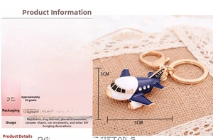 Detail view of the crystal airplane keychain with K-gold plating and dimensions in centimeters