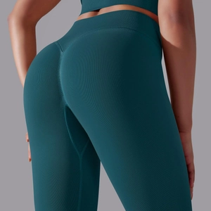 Detailansicht der nahtlosen petrolfarbenen Yoga-Leggings mit Rippenstruktur und Push-up-Effekt