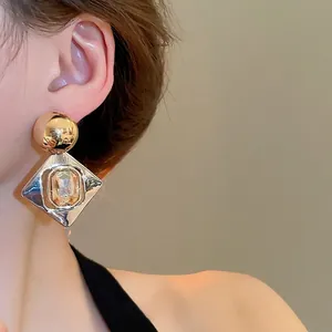 Boucles d'oreilles géométriques minimalistes avec boules d'or et gemmes ambrées