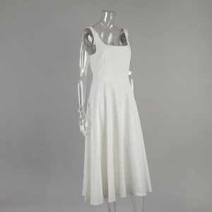 Vue détaillée de la robe blanche sans manches à col carré avec taille haute et bas évasé