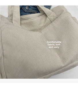 Gros plan sur le sac cabas en velours côtelé avoine montrant la texture rayée