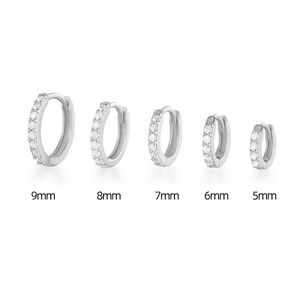 Confronto di orecchini a cerchio in argento da 5mm a 9mm con brillanti pietre di zirconia