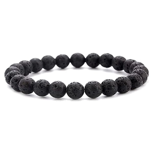 Detailopname van de poreuze textuur van 8mm zwarte lavasteenkralen op elastische armband