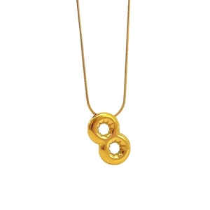 Collier minimaliste en or avec pendentif chiffre 8 et chaîne serpent sur fond blanc