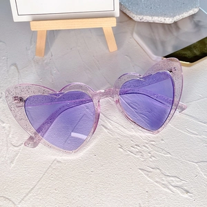 Stylische herzförmige Sonnenbrille mit Glitzer und lila Gläsern für modebewusste Frauen.