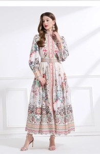 Detailansicht des Vintage-Blumendrucks und Stehkragens an einem Boho-Maxikleid