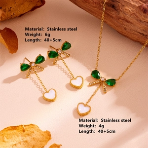 Set gioielli in acciaio inossidabile con farfalla di cristallo verde e ciondoli cuore bianco
