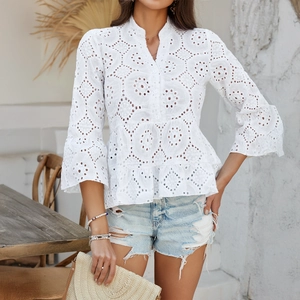 Chemise blanche en dentelle à fleurs avec manches 3/4 et ourlet à volants pour l'été