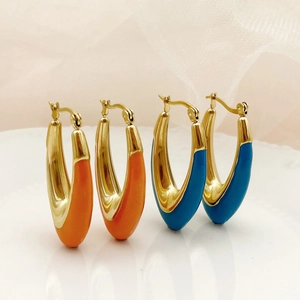 U-förmige Edelstahl-Ohrringe mit orangefarbenem und blauem Emaille in Goldoptik