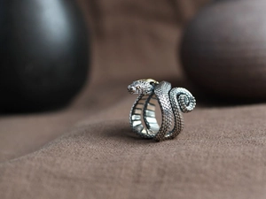 Detailed macro view showing the textured scales and vintage finish of the silver snake ring