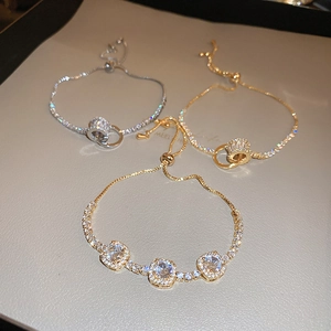 Gros plan de bracelets réglables en or et argent avec des pierres de zircone étincelantes