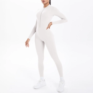 Nahaufnahme von cremeweißem Langarm-Yoga-Bodysuit mit Reißverschluss und enger Passform