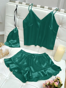 Vue détaillée d'un ensemble pyjama en satin vert foncé avec caraco, short et pochette