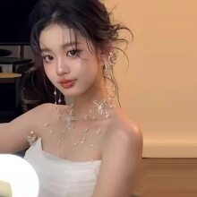 Dettaglio dell'elegante set collana da sposa a farfalla con resina e nappe lucide