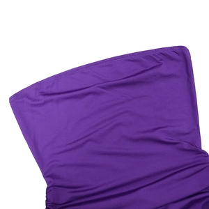 Dettaglio del tessuto arricciato viola con cuciture rifinite e trama elastica dell'abito