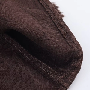 Dunkelbraunes Jacquard-Strickkleid mit elegantem Taillengürtel und weitem Saum für den Herbst
